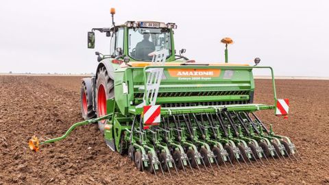 Le semoir compact Cataya s'adapte soit sur une herse rotative KE3001, soit sur un cultivateur rotatif KG ou KX 3001. (©Amazone)<span style="font-size: 14px; text-align: justify; color: #000000;"> Le semoir compact Cataya s'adapte soit sur une herse rotative KE3001, soit sur un cultivateur rotatif KG ou KX 3001. (©Amazone)<span style="font-size: 14px; text-align: justify; color: #000000;">