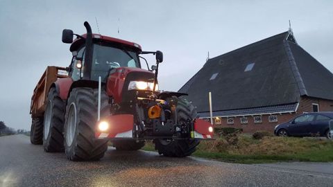 Le pare-chocs peut être lesté de 350 à 1 600 kg et libère le relevage avant pour d'autres applications. (©Agribumper)