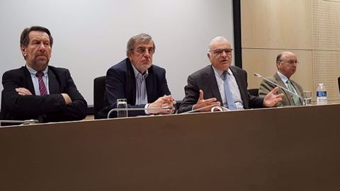 Entouré des vice-présidents de l'AGPB, Philippe Pinta, président de l'association spécialisée, a détaillé ses « solutions innovantes » sur la gestion des risques. (©Terre-net Média) Entouré des vice-présidents de l'AGPB, Philippe Pinta, président de l'association spécialisée, a détaillé ses « solutions innovantes » sur la gestion des risques. (©Terre-net Média)