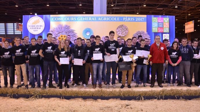 Le trophée des 90 meilleurs jeunes pointeurs en race Prim'holstein remporté par deux élève du Lycée La Touche Ploermel (29).