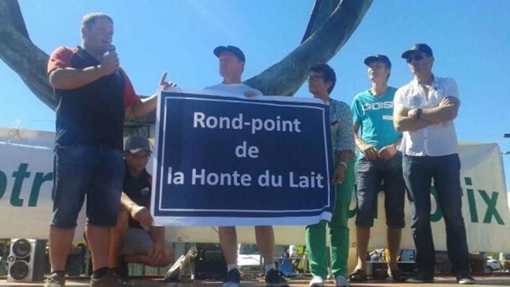 Eleveurs manifestant contre Lactalis pendant l'été 2016. (©FDSEA53)