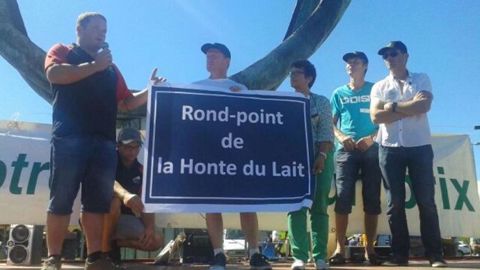 Eleveurs manifestant contre Lactalis pendant l'été 2016. (©FDSEA53)