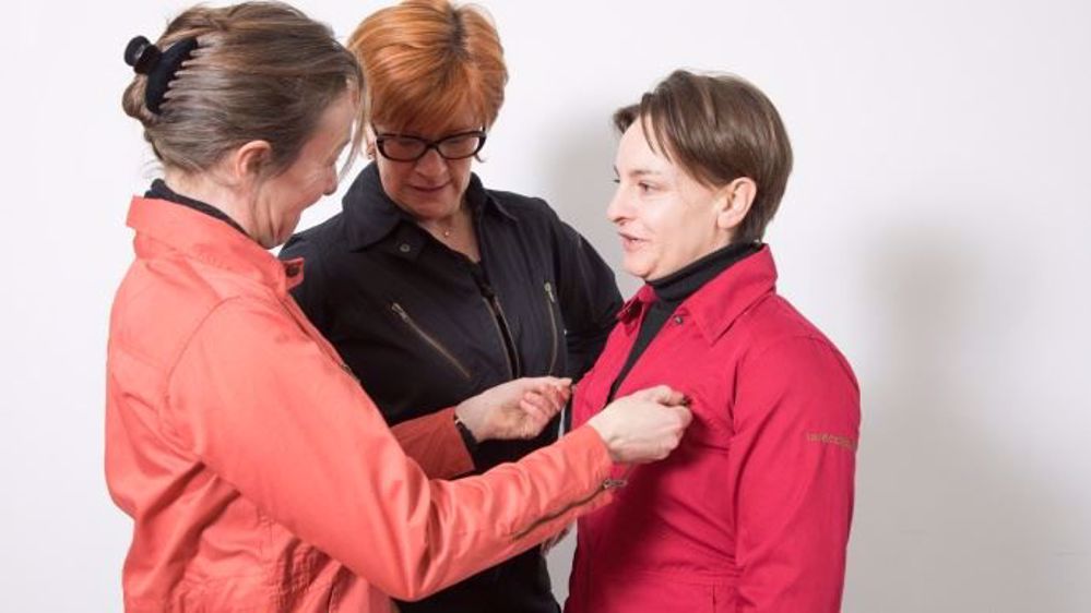 La combinaison est disponible en cinq couleurs : framboise, jaune, rouille, bleu pétrole, noir pétrole. Elle a été conçue avec un groupe d'agricultrices et une créatrice de mode. (©Barbara Grossmann')