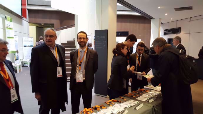 Jean François Goupillon et Guillaume Boquet les responsables techniques d’Axema participent à la distribution des badges d’entrées de la conférence