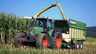 La conception de cette remorque autochargeuse AX la rend plus polyvalente et plus facile à charger à l'ensilage. (©Krone) La conception de cette remorque autochargeuse AX la rend plus polyvalente et plus facile à charger à l'ensilage. (©Krone)