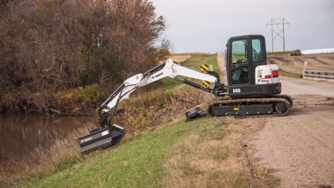 Les deux modèles de débroussailleuses à fléaux ont été conçus pour rendre les pelles compactes plus polyvalentes. (©Bobcat)