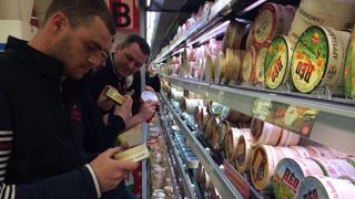 Dans un Monoprix du 8e arrondissement de Paris, Jeunes agriculteurs est venu, mercredi 19 avril 2017, vérifier l'application de la réglementation sur l'étiquetage de l'origine. (@JeunesAgri) Dans un Monoprix du 8e arrondissement de Paris, Jeunes agriculteurs est venu, mercredi 19 avril 2017, vérifier l'application de la réglementation sur l'étiquetage de l'origine. (@JeunesAgri)