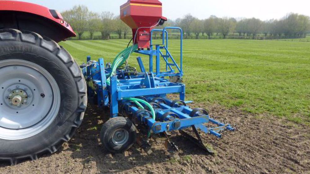 L’idéal est de herser deux fois par an : en fin d’hiver pour aplanir et aérer le sol, stimuler l’activité des vers de terre, étaler les taupinières et enfin favoriser le tallage puis en été pour profiter de la chaleur et ainsi d’une bonne minéralisation, étaler les bouses et arracher les stolons de l’agrostis stolonifère. (©Gnis)