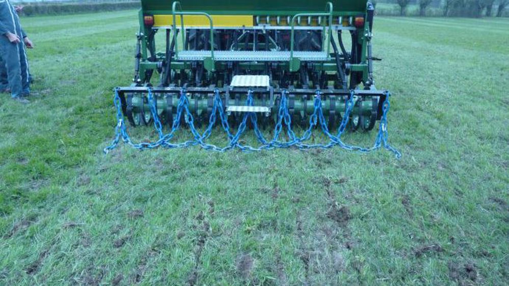 Pour pratiquer le sursemis, il faut intervenir sur une végétation très rase, voire surpâturée ou broyée à faible hauteur. (©Gnis)