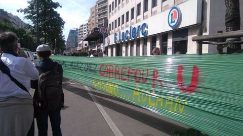Action d'éleveurs devant un magasin Leclerc du Kremlin-Bicêtre, en banlieue parisienne, mercredi 17 mai 2017. (©JeunesAgri)