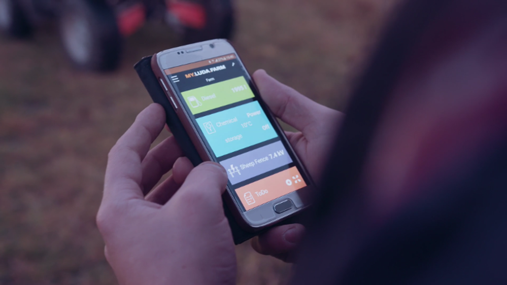 Le smartphone pilote les clôtures, les caméras, le niveau des cuves à fioul, ... (©Luda)