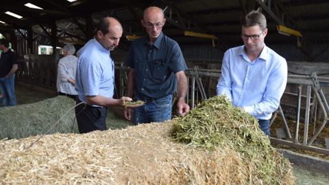 De gauche à droite, Philippe Etienne, président de Déshyouest, Bernard Botte, éleveur en Ille-et-Vilaine, et Samuel Maignan, directeur de la coopérative de déshydratation. (©Cécile Julien)