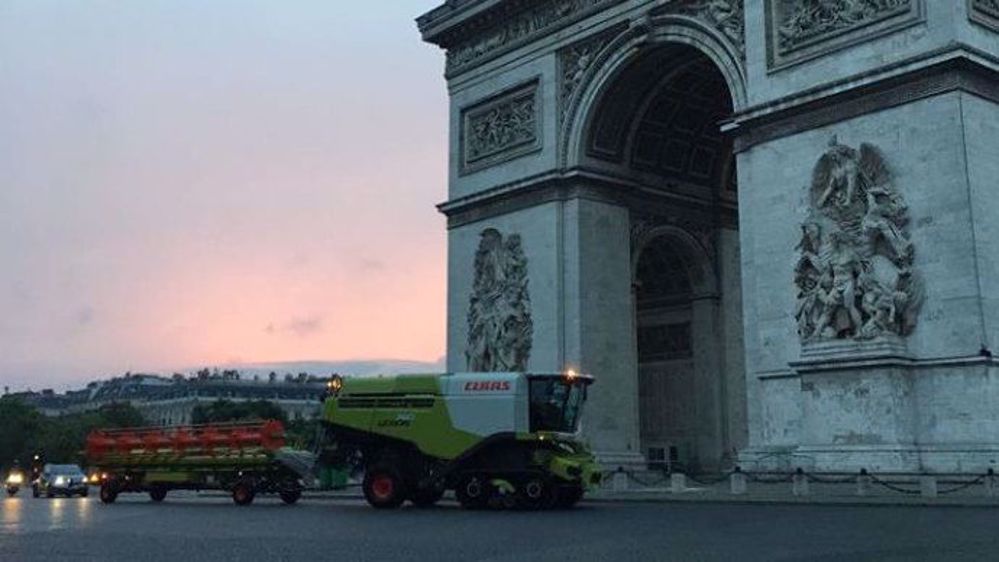 Claas sous l’Arc de triomphe pendant trois jours pour BiodiversiTerre. (©Claas)