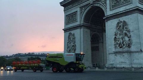 Claas sous l’Arc de triomphe pendant trois jours pour BiodiversiTerre. (©Claas) Claas sous l’Arc de triomphe pendant trois jours pour BiodiversiTerre. (©Claas)