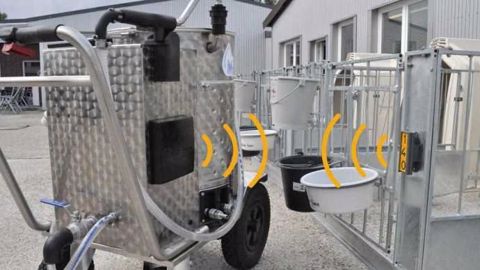 Le taxi lait 4.0 distribue automatiquement la quantité de lait nécessaire. (©Holm & Laue) 