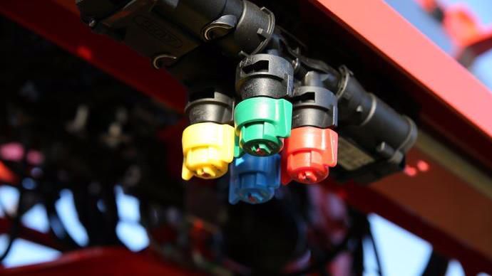 Le système de pulvérisation de précision KUHN MULTISPRAY Quattro permet le choix parmi 4 buses, ou plusieurs buses en même temps, permettant ainsi jusqu’à 15 combinaisons possibles