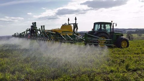 Alors que la Commission européenne propose un renouvellement du glyphosate pour 10 ans, la France cherche à obtenir un compromis pour un renouvellement de 5 à 7 ans seulement. (©Watier visuels) Alors que la Commission européenne propose un renouvellement du glyphosate pour 10 ans, la France cherche à obtenir un compromis pour un renouvellement de 5 à 7 ans seulement. (©Watier visuels)