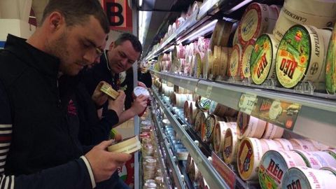 Des jeunes agriculteurs vérifient, au rayon des produits laitiers d'un supermarché, l'origine du lait. (©Terre-net Média) Des jeunes agriculteurs vérifient, au rayon des produits laitiers d'un supermarché, l'origine du lait. (©Terre-net Média)
