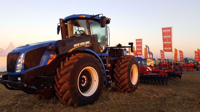 Les Agroéquipements à l'aube d'un nouveau cycle ? Ici un T9 New Holland au petit matin sur Innov-agri