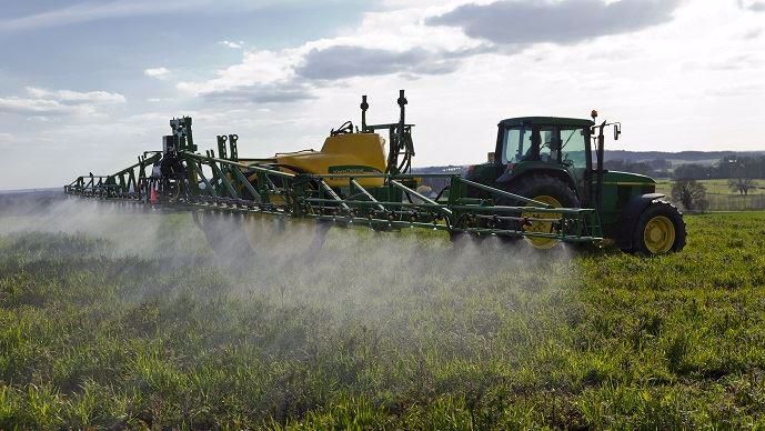 Un agriculteur détruit un couvert végétal avec du glyphosate