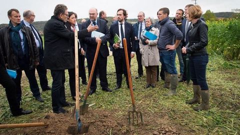 A Bar-sur-Aube, vendredi 20 octobre 2017, Stéphane Travert a visité l'exploitation SCA Saint-Nicolas, gérée par Jean-Baptiste Schrener. (©Xavier Remongin/Min.Agri.Fr)