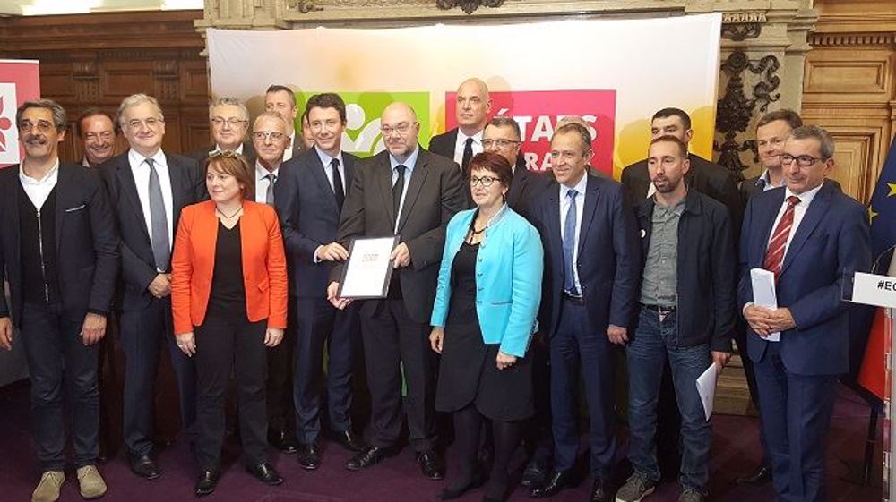 Autour de Stéphane Travert et Benjamin Griveaux, les 18 signataires de la charte d'engagement pour une équitable répartition de la valeur, réunis au ministère de l'agriculture le 14 novembre 2017. (©Terre-net Média)