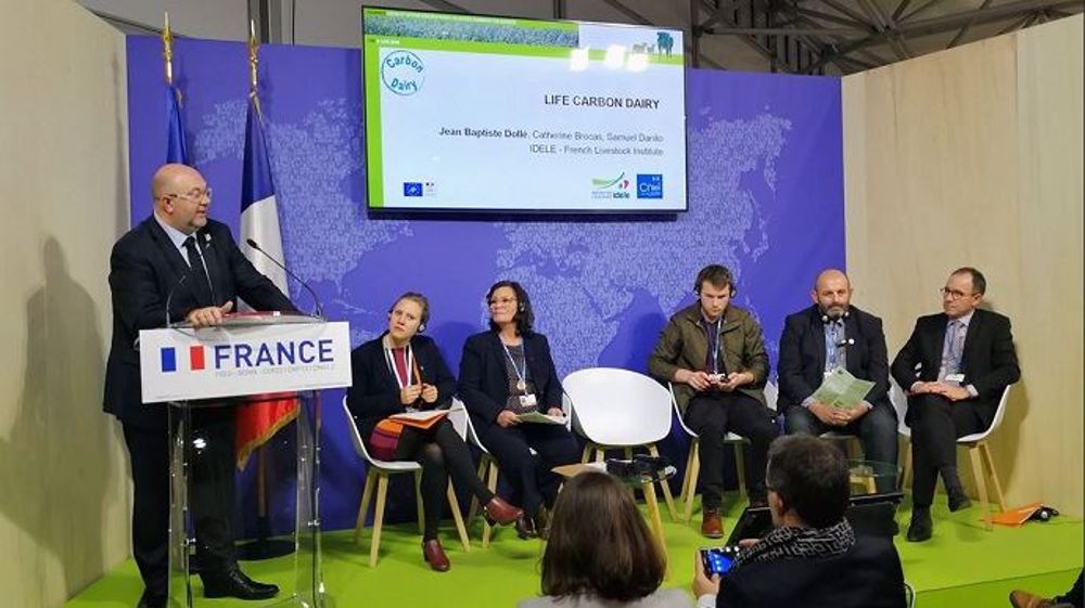 Le ministre de l'agriculture était aux côtés des éleveurs Bruno Dufayet et Marie-Thérèse Bonneau lors de la conférence "Il y a de l'espoir dans les sols !", événement organisé par Danone dans le cadre de la Cop23 à Bonn, jeudi 16 novembre 2017. (© @camillejean_) 