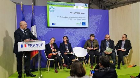 Le ministre de l'agriculture était aux côtés des éleveurs Bruno Dufayet et Marie-Thérèse Bonneau lors de la conférence "Il y a de l'espoir dans les sols !", événement organisé par Danone dans le cadre de la Cop23 à Bonn, jeudi 16 novembre 2017. (© @camillejean_) 