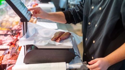 D'après un sondage de Web-agri, 69,3 % des agriculteurs craignent une diminution de la consommation de produits d'origine animale avec la pression médiatique des végans. (©ChrisBeric/Fotolia)