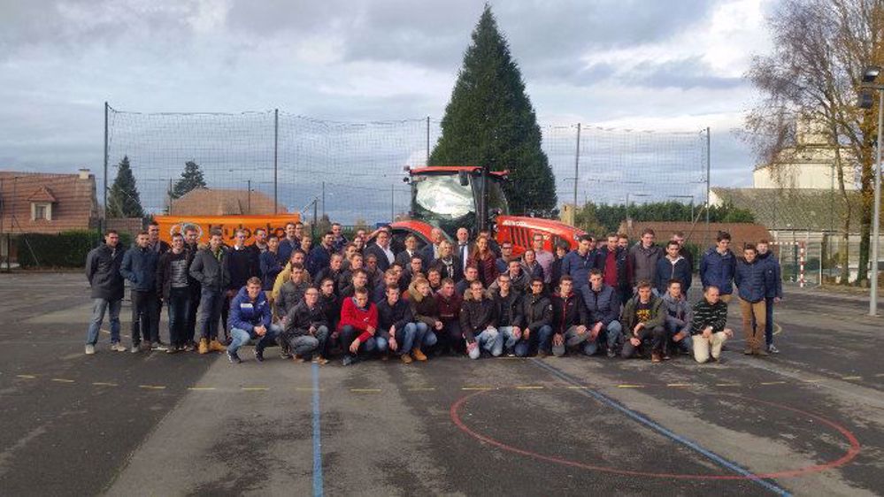 Le tracteur offert par Kubota et les élèves de l'Institut Saint-Eloi. (©Institut Saint-Eloi)