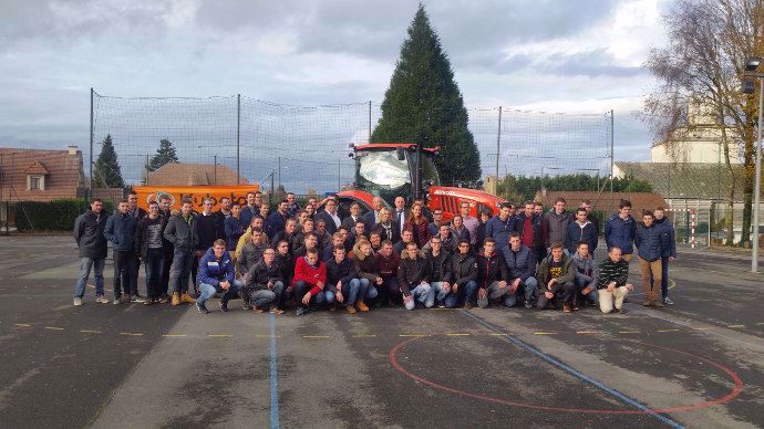 Le Tracteur Offert par Kubota et les élèves de l'Institut Saint Eloi
