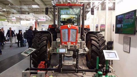 Un tracteur Schlüter équipé d’un terminal, d’un joystick et d’une prise Isobus avant ainsi q'une antenne pour le positionnement GPS.  (©Terre-net Média )