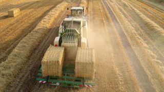 Le BaleCollect de Krone regroupe les balles trois par trois. (©Krone) Le BaleCollect de Krone regroupe les balles trois par trois. (©Krone)