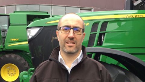 Julien Saint Laurent, du service marketing de John Deere explique la position du constructeur sur la double ligne de freinage. (©John Deere)