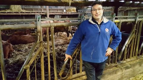 Yves Morel soigne ses vaches allaitantes à l'homéopathie depuis maintenant trois ans et a considérablement réduit ses charges. (©Terre-net Média) Yves Morel soigne ses vaches allaitantes à l'homéopathie depuis maintenant trois ans et a considérablement réduit ses charges. (©Terre-net Média)