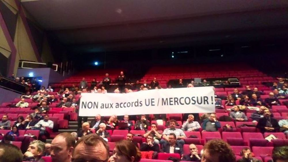 Au congrès 2018 de la FNB à Évreux, des éleveurs de la région Pays-de-la-Loire ont brandi une banderole devant le ministre de l'agriculture venu prononcer son discours et échanger avec eux. (©@EleveursBovins)
