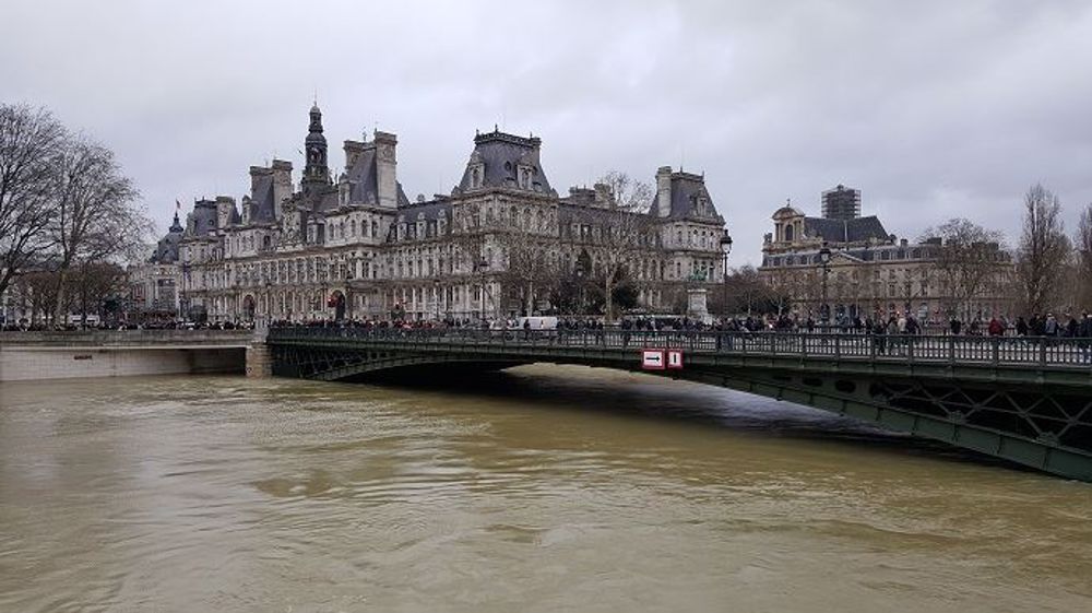 A Paris, dimanche 28 janvier 2018, la Seine a dépassé les 5,80 m. Ayant atteint son plus haut niveau, la crue devrait être encore très marquée en aval du fleuve, en Seine-Maritime, dans les prochains jours. (©Terre-net Média)