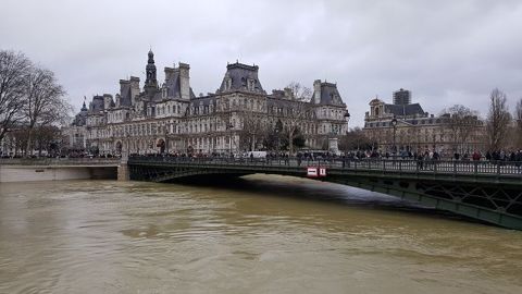 A Paris, dimanche 28 janvier 2018, la Seine a dépassé les 5,80 m. Ayant atteint son plus haut niveau, la crue devrait être encore très marquée en aval du fleuve, en Seine-Maritime, dans les prochains jours. (©Terre-net Média) A Paris, dimanche 28 janvier 2018, la Seine a dépassé les 5,80 m. Ayant atteint son plus haut niveau, la crue devrait être encore très marquée en aval du fleuve, en Seine-Maritime, dans les prochains jours. (©Terre-net Média)