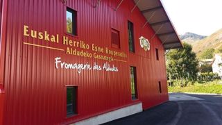 La coopérative laitière du Pays-Basque a créé sa propre fromagerie en 2014 et vise d'ici quelques années à transformer l'intégralité du lait de ses éleveurs. (©CLPB) La coopérative laitière du Pays-Basque a créé sa propre fromagerie en 2014 et vise d'ici quelques années à transformer l'intégralité du lait de ses éleveurs. (©CLPB)