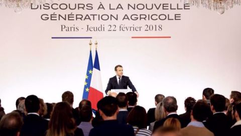 Emmanuel Macron face aux jeunes agriculteurs ce jeudi 22 février 2018. (©Compte twitter Emmanuel Macron)