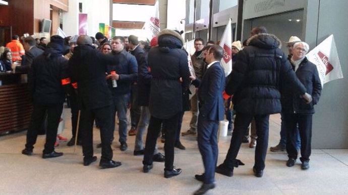 Des dizaines d'agriculteurs de l'Ouest ont investi le siège de Leclerc lundi matin 26 février, à deux jours de la fin des négociations commerciales.
