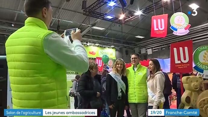 Séance photo des miss agri avec des visiteurs du salon de l'agriculture 2018