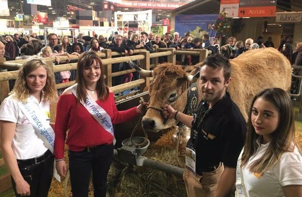 Les miss agri et mister agri avec la vache Haute au salon de l'agriculture 2018 à Paris