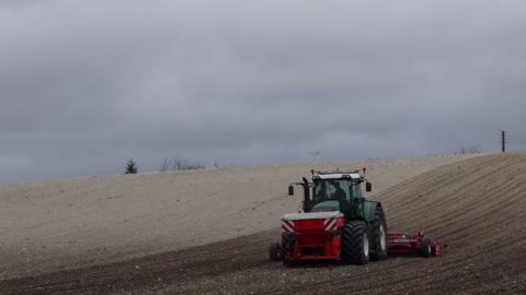 Les travaux de semis sont impactés par les précipitations à répétition en France. (©Terre-net Média) Les travaux de semis sont impactés par les précipitations à répétition en France. (©Terre-net Média)