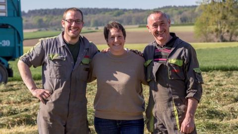 Lors de la transmission des exploitations agricoles, la femme est « une passeuse d'hommes » entre deux générations, entre le père qui cède sa ferme et le fils qui la reprend. (©Watier-Visuel) Lors de la transmission des exploitations agricoles, la femme est « une passeuse d'hommes » entre deux générations, entre le père qui cède sa ferme et le fils qui la reprend. (©Watier-Visuel)