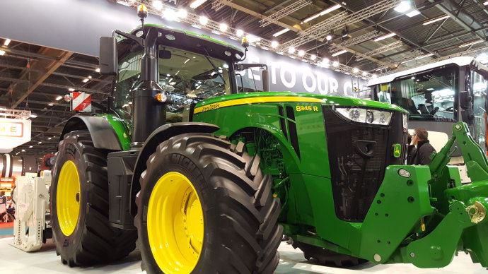 De plus en plus de tracteurs sont utilisés dans les travaux publics comme ce John Deere 8345 R.