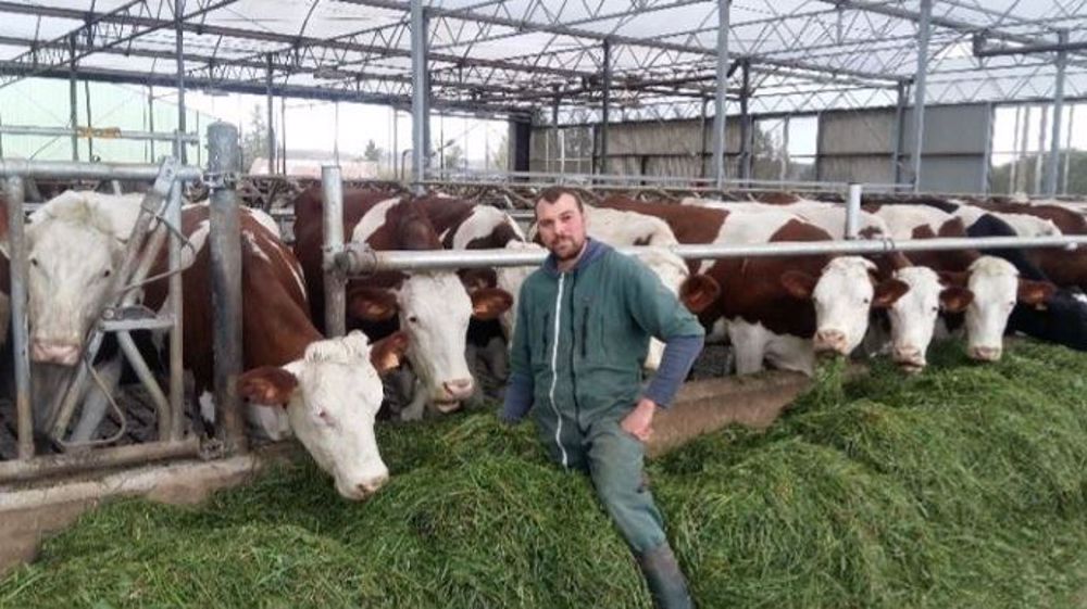Gaëtan Le Meur maximise l'EBE de son exploitation grâce à la taille de son atelier, le système herbe et la valorisation du produit viande de ses Montbéliardes. (©Montbéliarde Association)