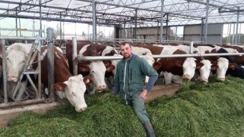 Gaëtan Le Meur maximise l'EBE de son exploitation grâce à la taille de son atelier, le système herbe et la valorisation du produit viande de ses Montbéliardes. (©Montbéliarde Association)