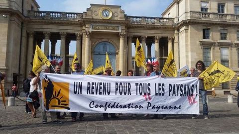 Des agriculteurs de la Confédération paysanne manifestaient mercredi 23 mai devant l'Assemblée nationale. (©Confédérationpaysanne) 