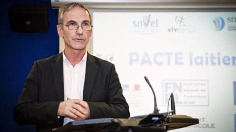 Thierry Roquefeuil, président du Cniel, rappelle aux consommateurs à l'occasion de la journée mondiale du lait : « La filière laitière a été et sera toujours transparente sur la composition de ses produits. » (©FNPL) Thierry Roquefeuil, président du Cniel, rappelle aux consommateurs à l'occasion de la journée mondiale du lait : « La filière laitière a été et sera toujours transparente sur la composition de ses produits. » (©FNPL)